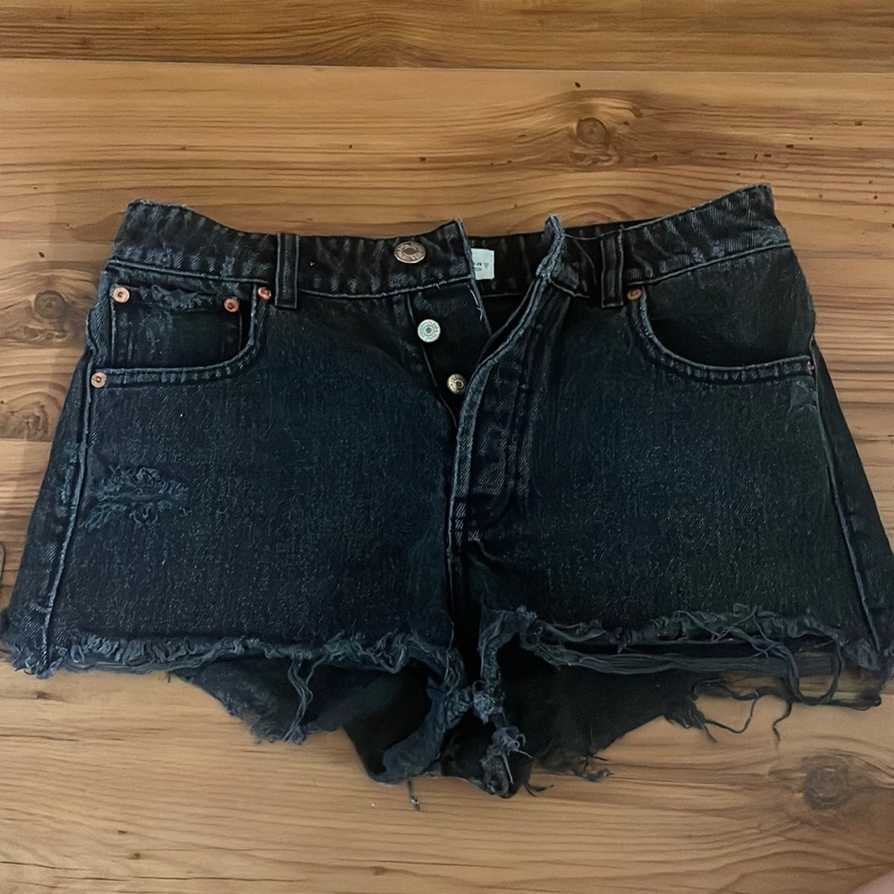 Zara Frayed Mid-Rise Denim Shorts in Black. Size 4